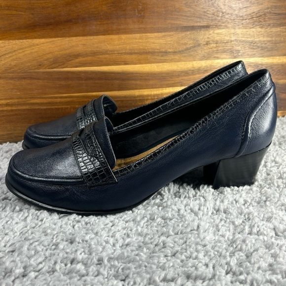 Michelle D Loafers Womens 10 Penny Loafer Heels Leather Classic Office Business - Picture 1 of 11